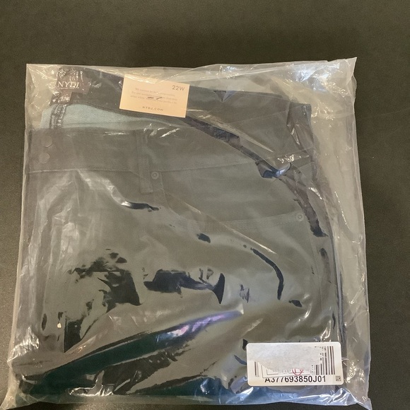 NYDJ PETITE Cool Embrace Capri Double Snap Side Slit Dark Rinse 3LM05.10 - Picture 11 of 12